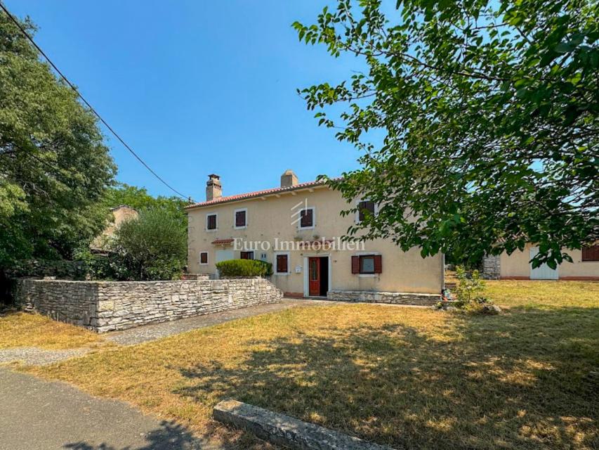  Istra - kamnita hiša s pomožnim objektom in garažo