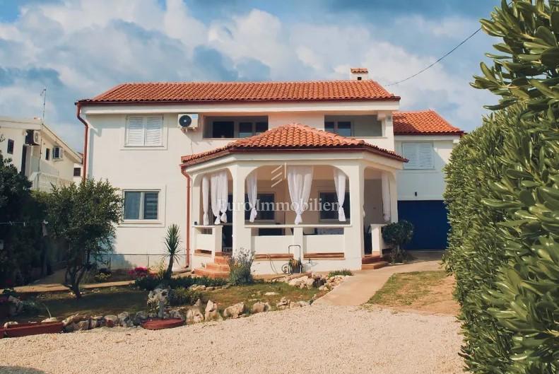 Hiša s pogledom na morje in 4 apartmaji