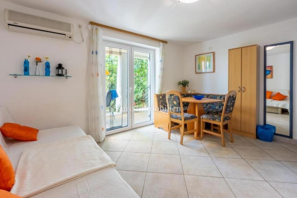 Apartma z vrtom 150m od morja