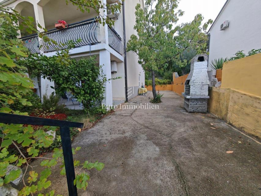 Apartma z vrtom 150m od morja