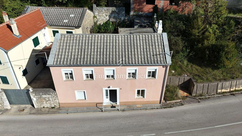 Očarljiva hiša s pogledom na morje v mirnem zaledju Crikvenice