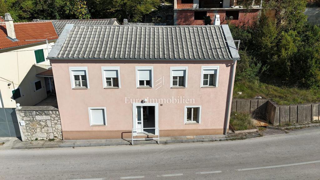 Očarljiva hiša s pogledom na morje v mirnem zaledju Crikvenice