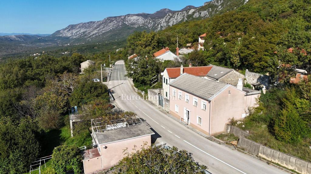 Očarljiva hiša s pogledom na morje v mirnem zaledju Crikvenice