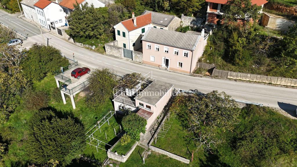 Očarljiva hiša s pogledom na morje v mirnem zaledju Crikvenice