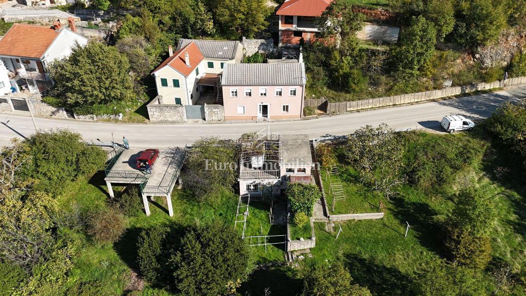 Očarljiva hiša s pogledom na morje v mirnem zaledju Crikvenice