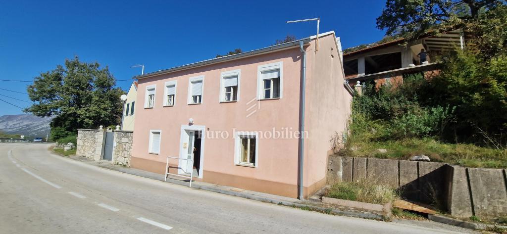 Očarljiva hiša s pogledom na morje v mirnem zaledju Crikvenice