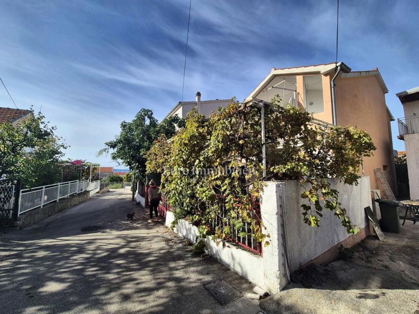 Tribunj - hiša z dvema apartmajema