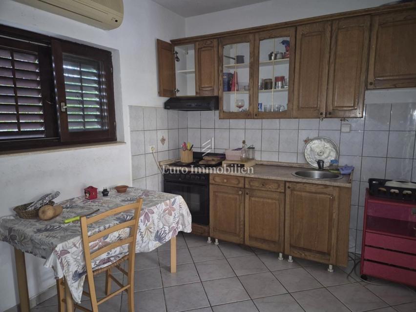 Tribunj - hiša z dvema apartmajema