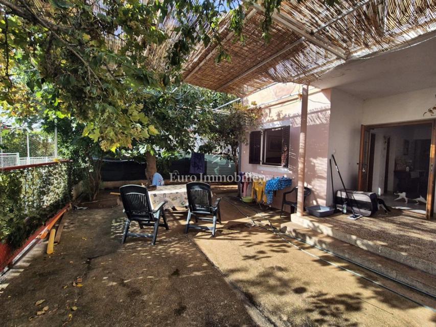 Tribunj - hiša z dvema apartmajema