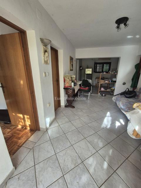 Tribunj - hiša z dvema apartmajema