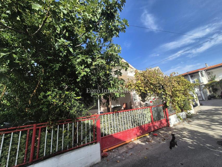Tribunj - hiša z dvema apartmajema