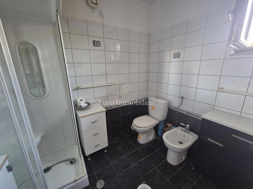 Tribunj - hiša z dvema apartmajema