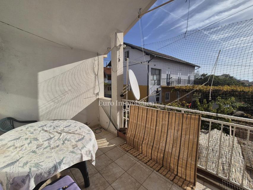 Tribunj - hiša z dvema apartmajema