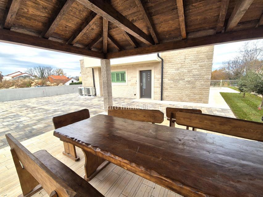 Samostojna hiša v okolici Malinske