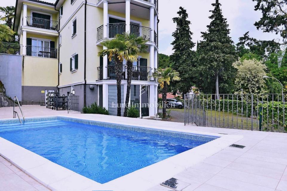 Opatija - opremljeno stanovanje v stavbi z bazenom