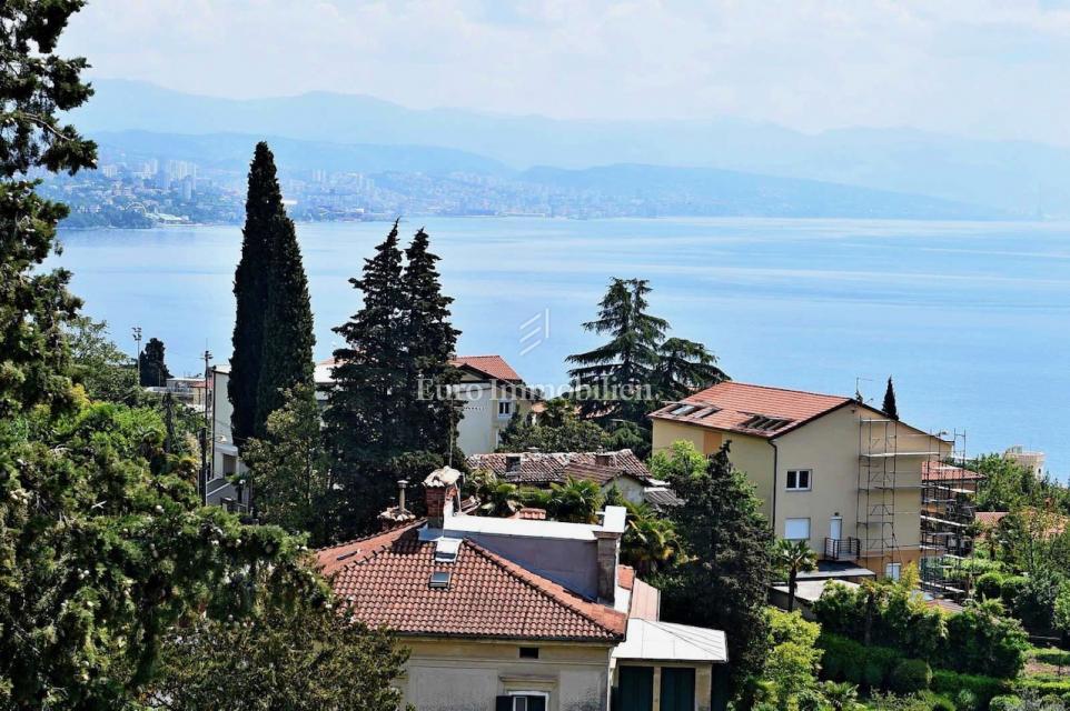Opatija - opremljeno stanovanje v stavbi z bazenom