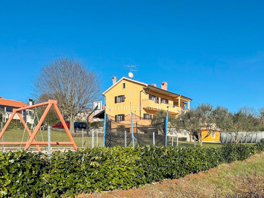 Istra - hiša v treh etažah in prostornim vrtom