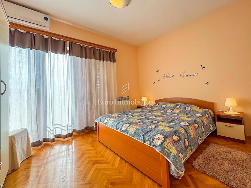Istra - hiša v treh etažah in prostornim vrtom