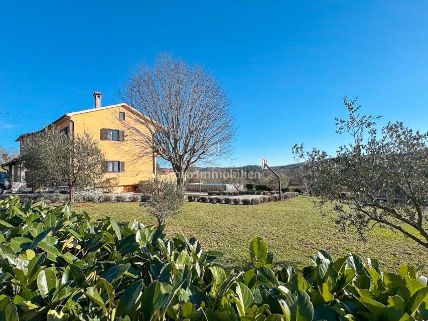 Istra - hiša v treh etažah in prostornim vrtom