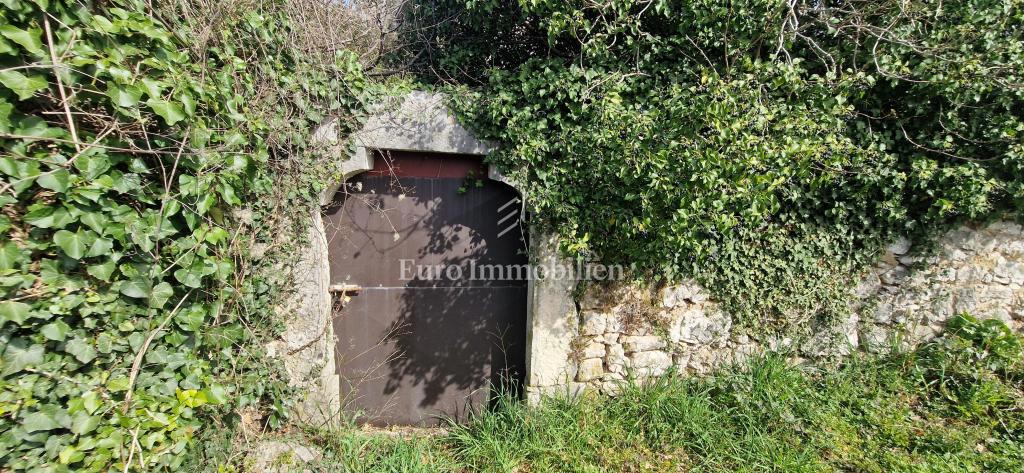 Bribir - dva stanovanjska objekta za obnovo