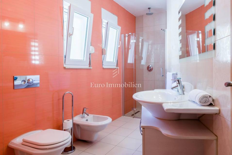 Solin - vila z dvema bazenoma