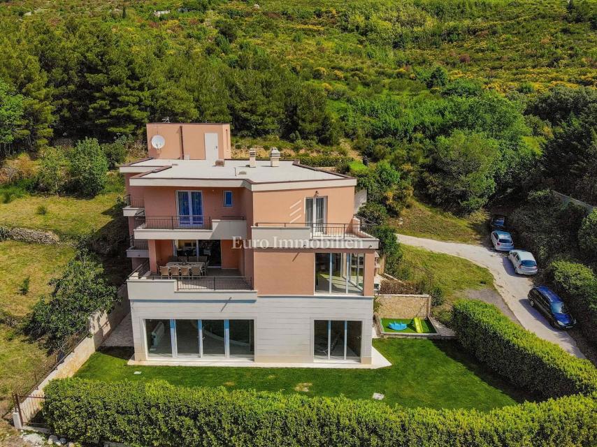 Solin - vila z dvema bazenoma
