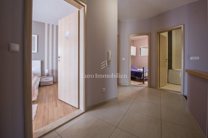 Solin - vila z dvema bazenoma