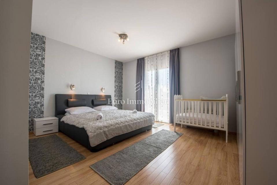 Solin - vila z dvema bazenoma