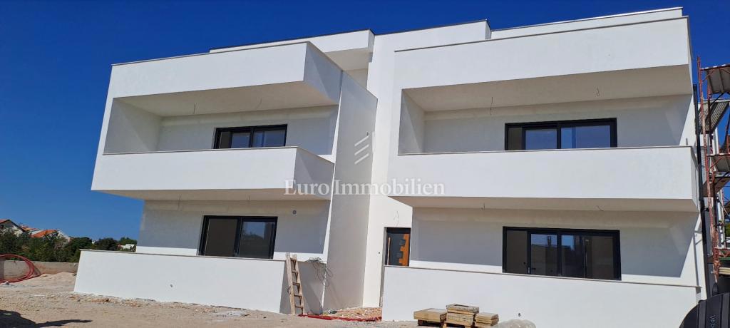Vodice – apartma v pritličju, blizu morja