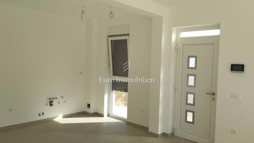 Novalja - apartma s strešno teraso in jacuzzijem