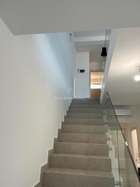 Novalja - apartma s strešno teraso in jacuzzijem