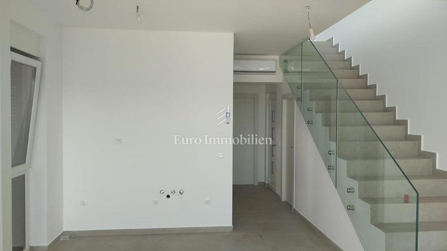 Novalja - apartma s strešno teraso in jacuzzijem