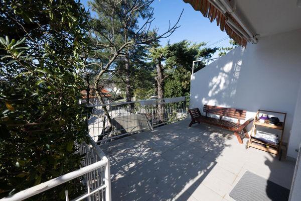 Jadranovo - stanovanje z vrtom in garažo, blizu plaže
