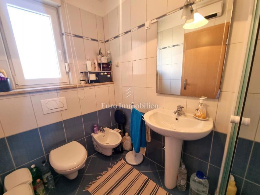 NOVIGRAD!! Apartma v 1. nadstropju, pogled na morje