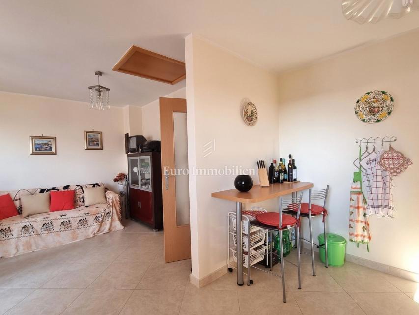 NOVIGRAD!! Apartma v 1. nadstropju, pogled na morje