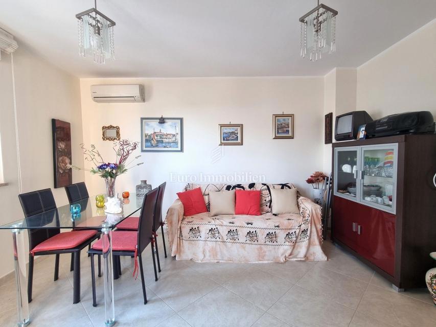 NOVIGRAD!! Apartma v 1. nadstropju, pogled na morje
