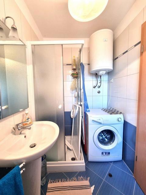 NOVIGRAD!! Apartma v 1. nadstropju, pogled na morje