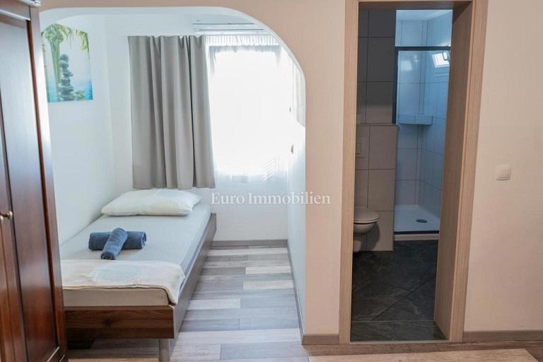 Novalja-penzion s 5 apartmaji, 2 sobama in bazenom
