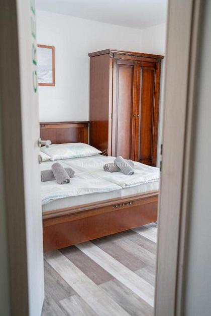 Novalja-penzion s 5 apartmaji, 2 sobama in bazenom