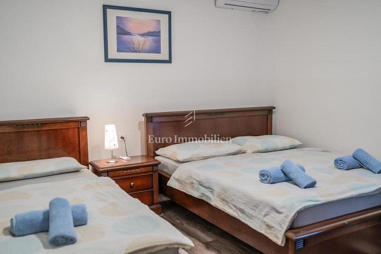 Novalja-penzion s 5 apartmaji, 2 sobama in bazenom