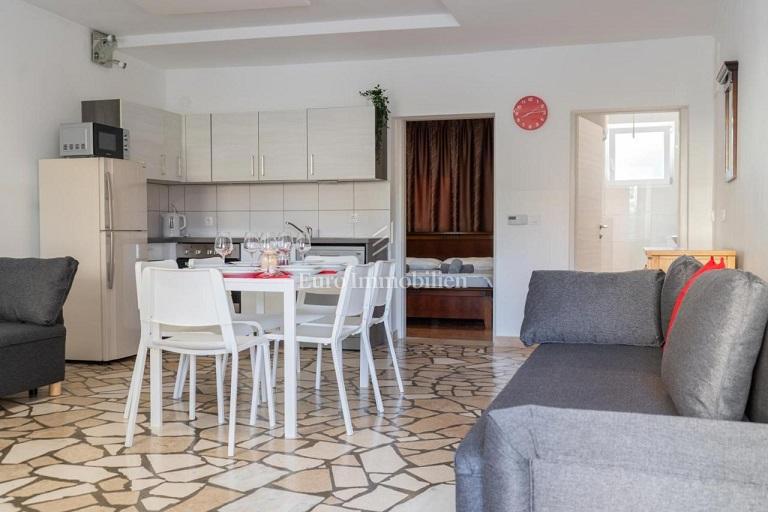 Novalja-penzion s 5 apartmaji, 2 sobama in bazenom
