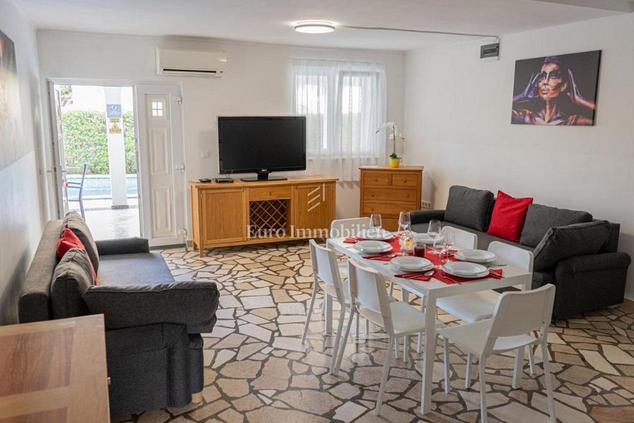 Novalja-penzion s 5 apartmaji, 2 sobama in bazenom