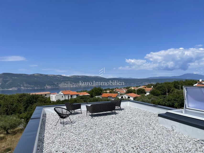Villa s bazenom i pogledom na more na otoku Krku 