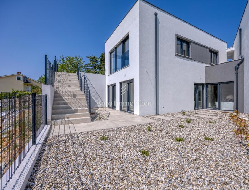 Villa s bazenom i pogledom na more na otoku Krku 