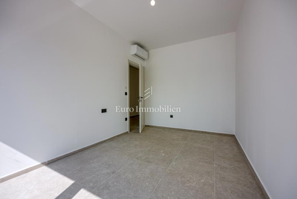 Villa s bazenom i pogledom na more na otoku Krku 