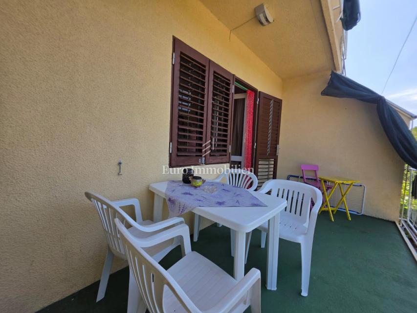 Novi Vinodolski - hiša s 3 stanovanjskimi enotami