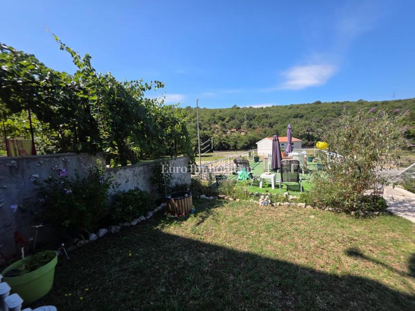 Novi Vinodolski - hiša s 3 stanovanjskimi enotami