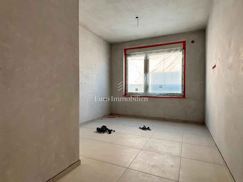 Otok Pag, Novalja – Apartma s teraso in vrtom v novogradnji