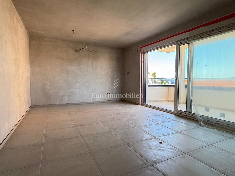 Otok Pag, Novalja – Apartma s teraso in vrtom v novogradnji