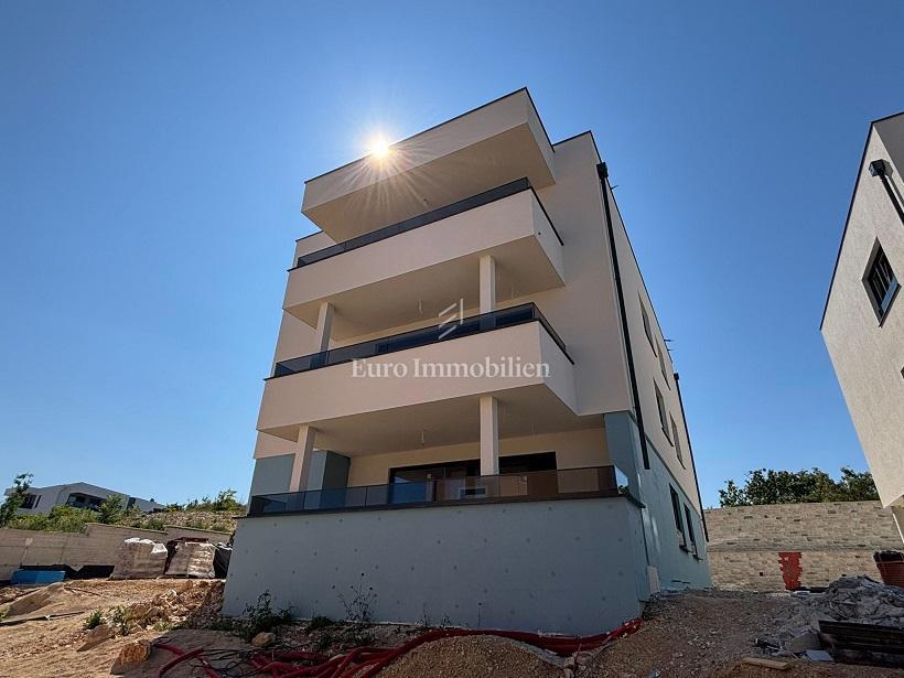 Otok Pag, Novalja – Apartma s teraso in vrtom v novogradnji